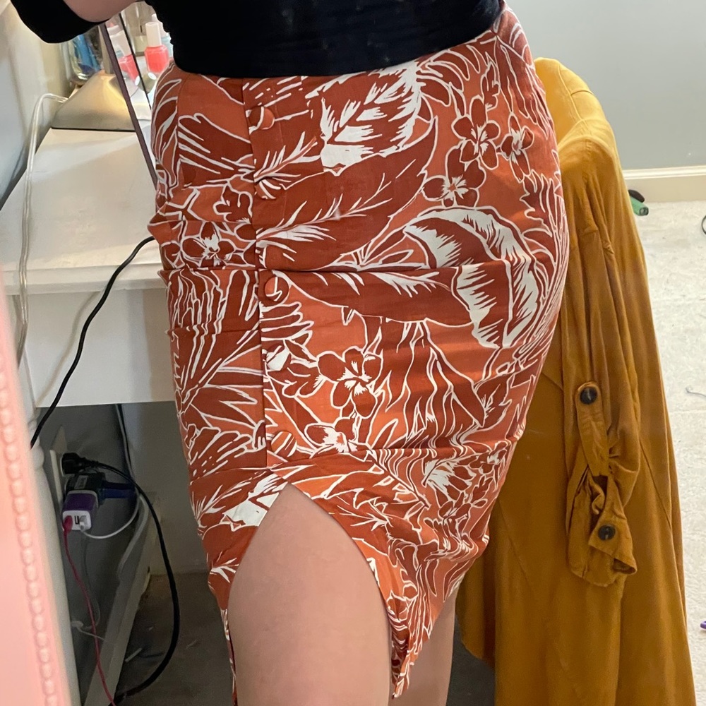 FOREVER 21 knee-length skirt w/slit